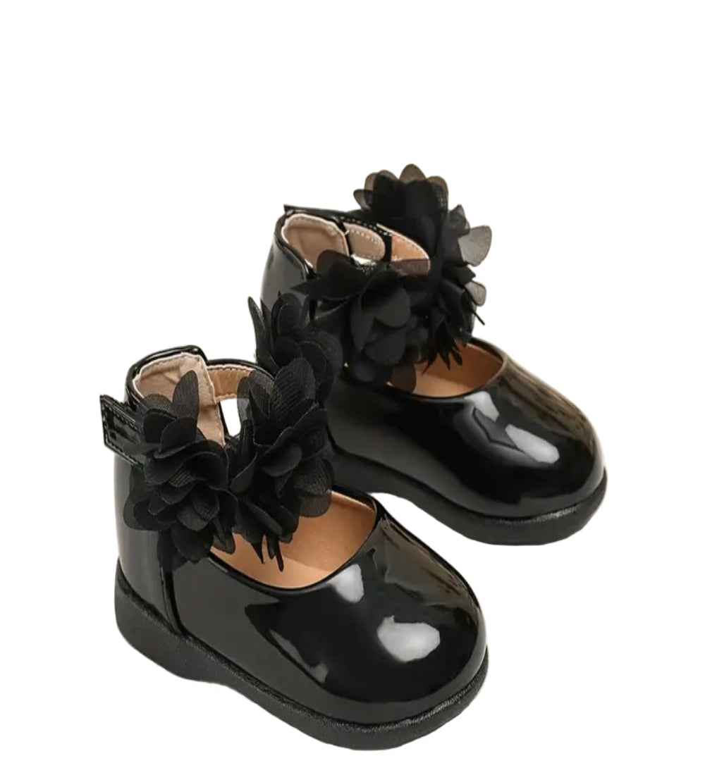 lakschoentjes met bloemetjes op de wreef