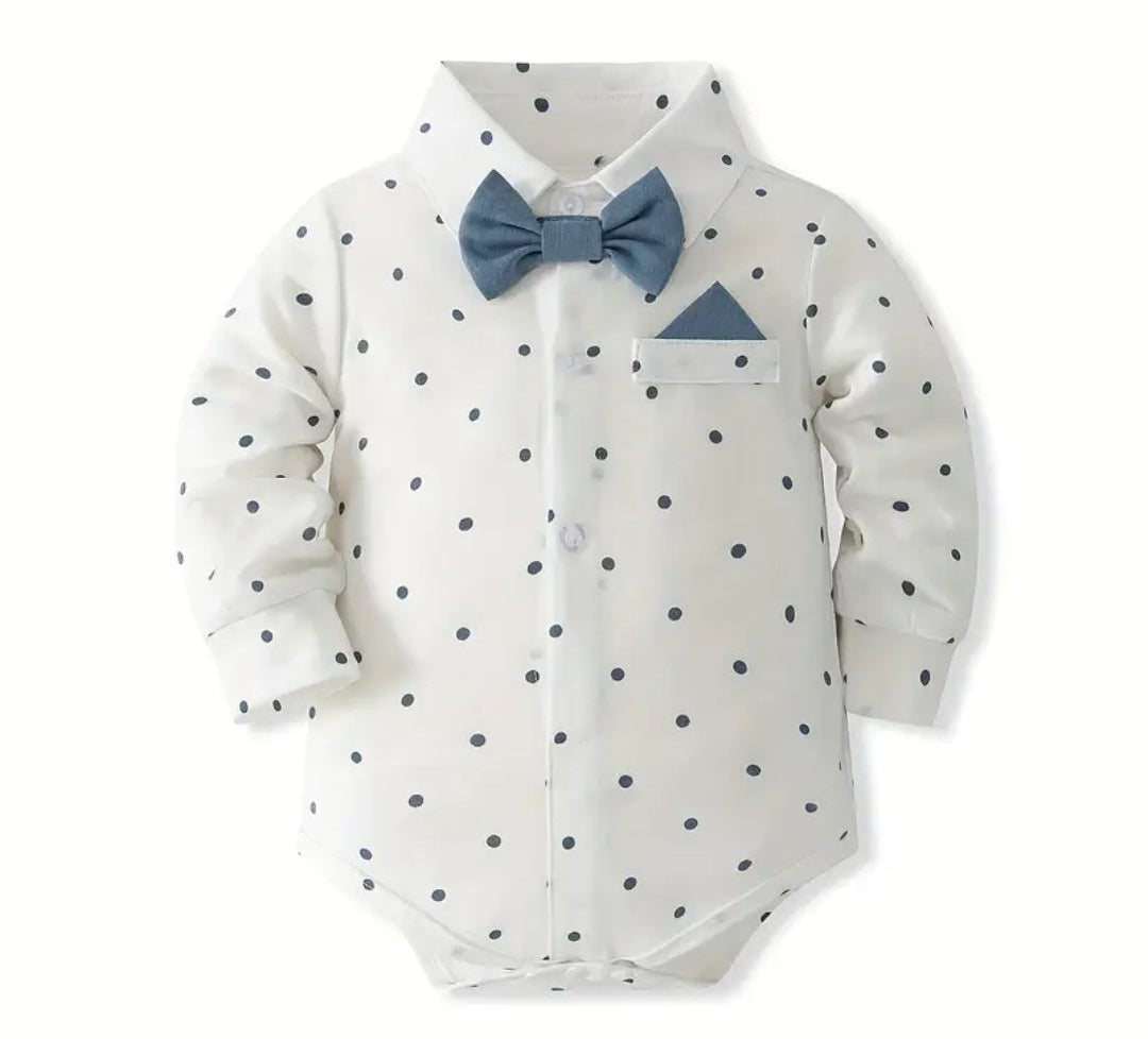 Kerstpak jongen: Rompermet stippen , broek met bretels en bijpassende pet.In blauw en beige verkrijgbaar.