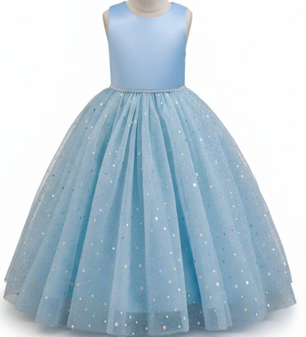 Avondjurk. Mouwloos met wijde tule rok met sterren. Hierin is je kindje een prinsesje! Met mooie pareltjes en een wijde rok.