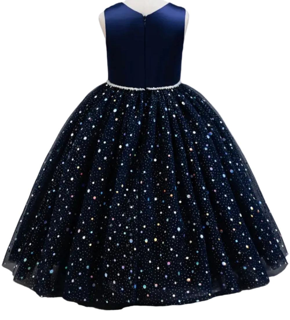 Avondjurk. Mouwloos met wijde tule rok met sterren. Hierin is je kindje een prinsesje! Met mooie pareltjes en een wijde rok.