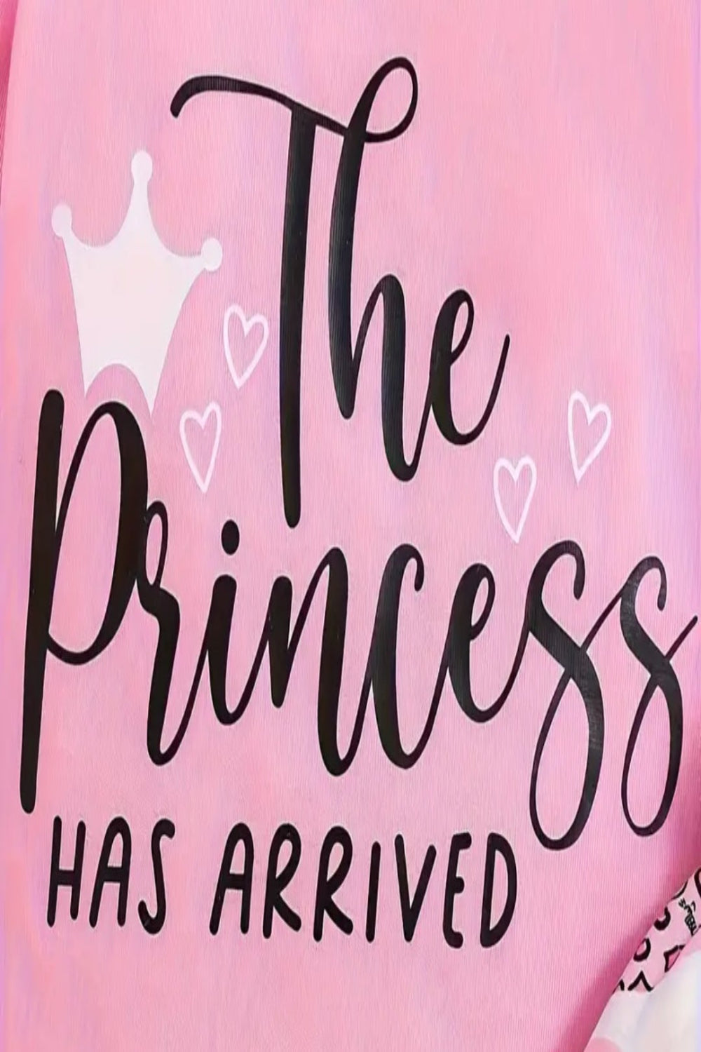 Roze body en pantalon met hartjes  " THE PRINCESS HAS ARRIVED "  te combineren met de hoge gympen)