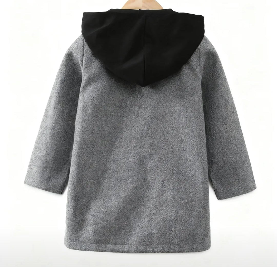 Grijze jas met zwarte capuchon die vast zit aan de jas.