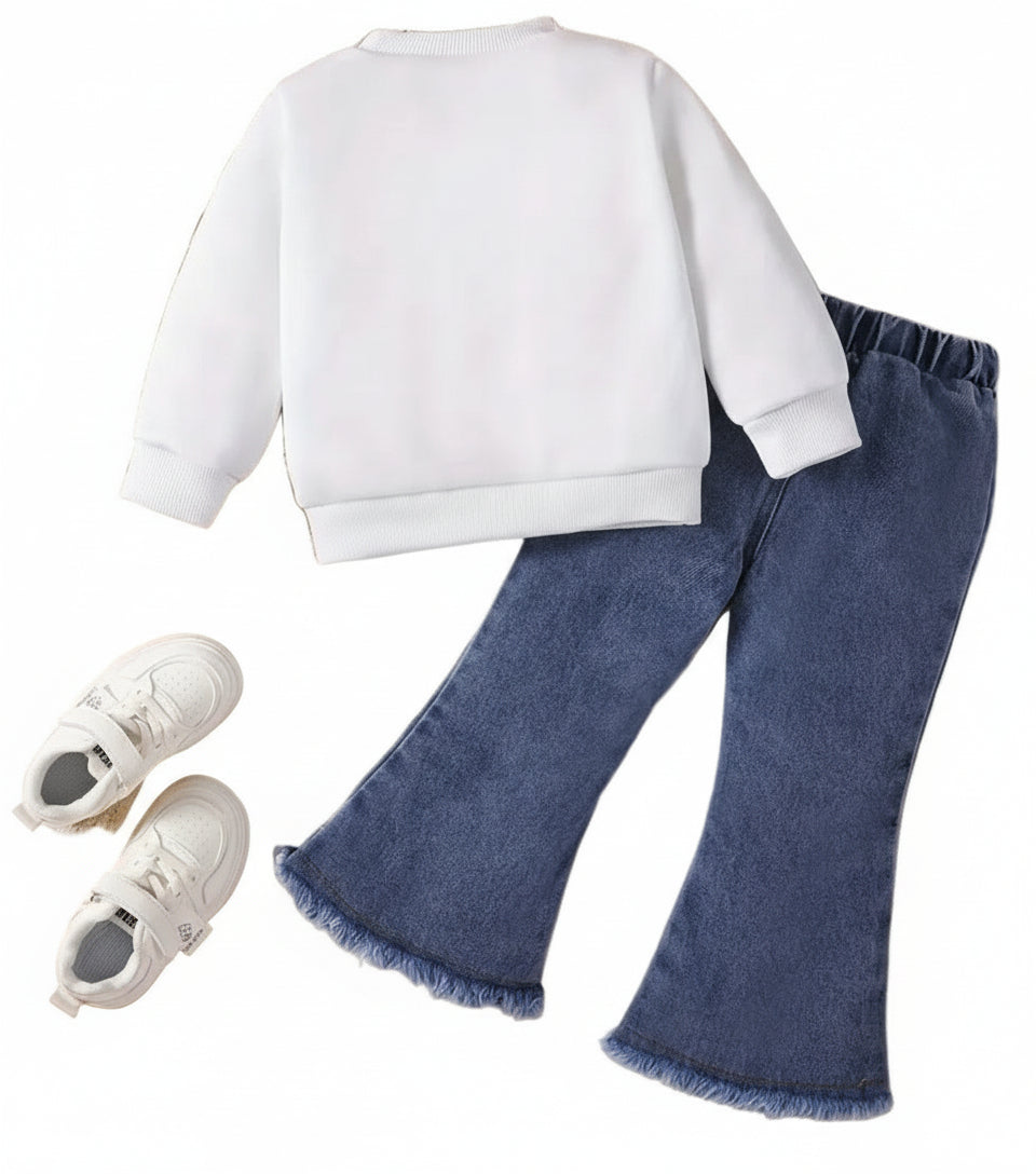 Sweater wit met roze harten en  denim broek met geborduurde rand en wijde pijpen