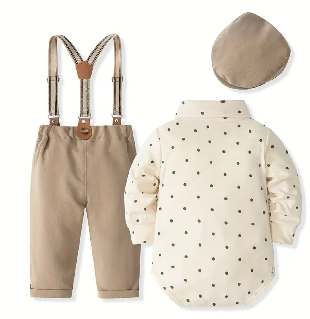 Kerstpak jongen: Rompermet stippen , broek met bretels en bijpassende pet.In blauw en beige verkrijgbaar.