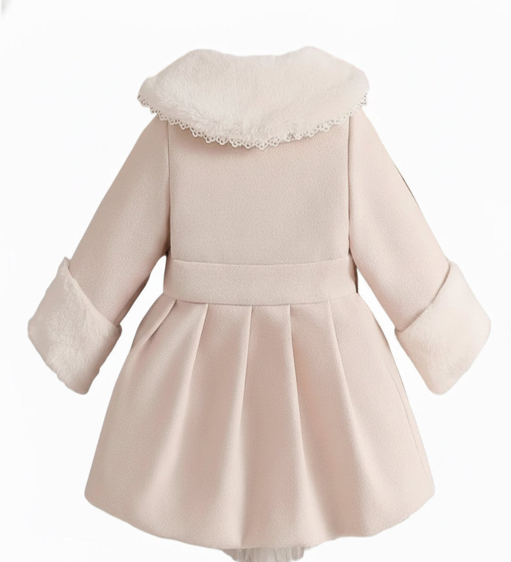 jasje met bonten kraag en mouwen. Op de voorzijde zitten 2 strikjes