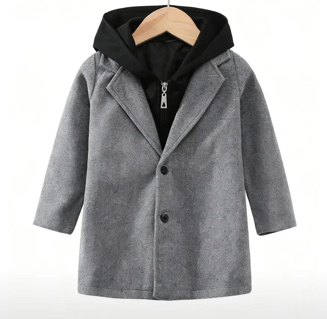 Grijze jas met zwarte capuchon die vast zit aan de jas.