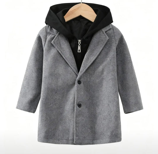 Grijze jas met zwarte capuchon die vast zit aan de jas.