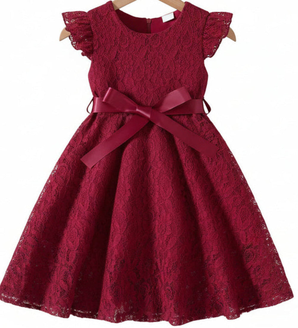 Feestjurkje van kant met satijnen riempje. In diverse kleuren leverbaar