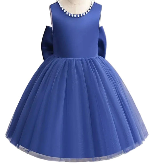 Avondjurk. Mouwloos met wijde tule rok. Hierin is je kindje een prinsesje! Met mooie pareltjes aan de hals en een wijde rok met grote strik.
