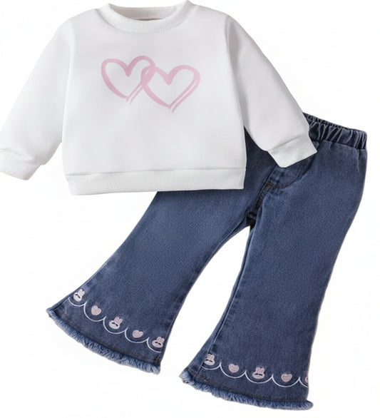 Sweater wit met roze harten en  denim broek met geborduurde rand en wijde pijpen
