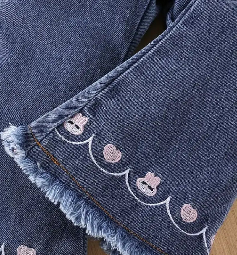 Sweater wit met roze harten en  denim broek met geborduurde rand en wijde pijpen