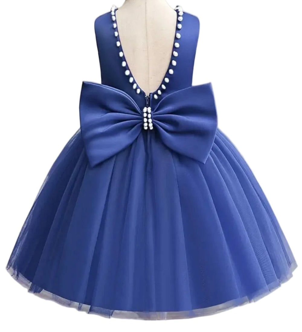 Avondjurk. Mouwloos met wijde tule rok met sterren. Hierin is je kindje een prinsesje! Met mooie pareltjes en een wijde rok.