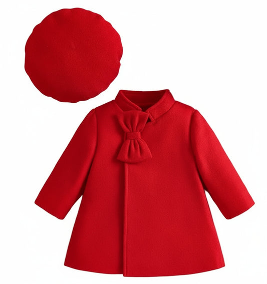 jasje met strik bij de hals met bijpassend baret. In rood, beige of fuchsia leverbaar