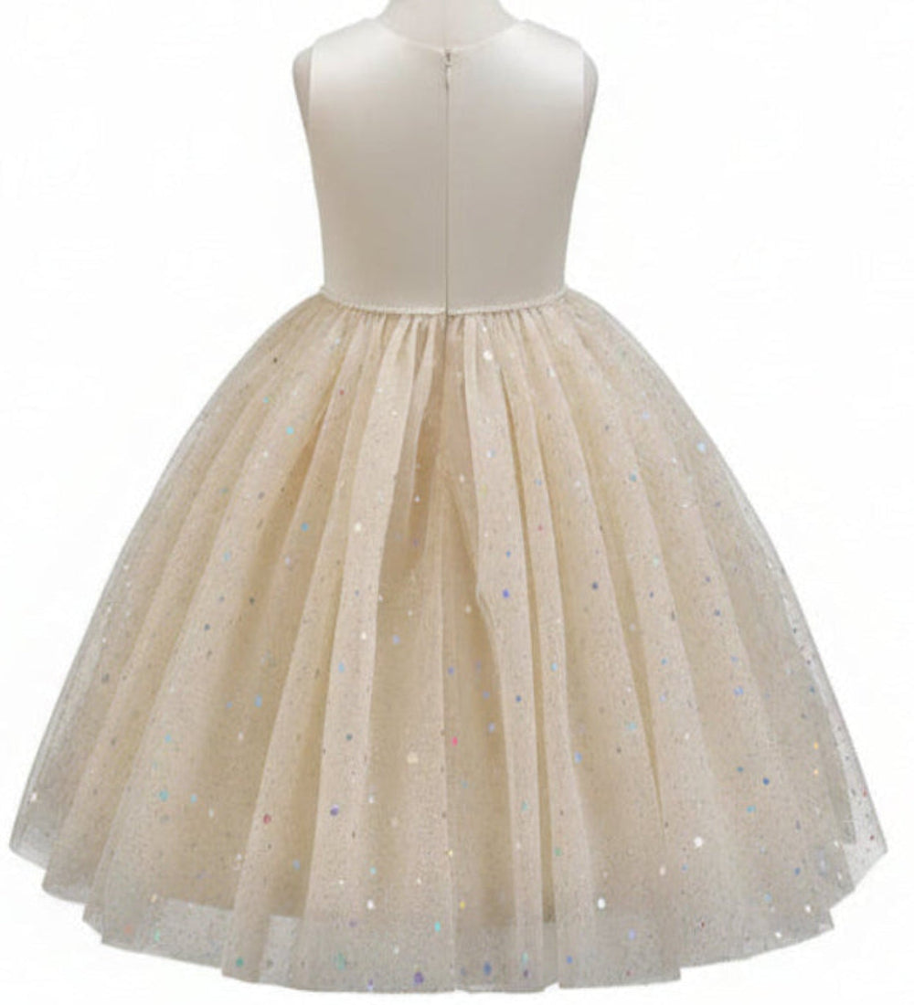 Avondjurk. Mouwloos met wijde tule rok met sterren. Hierin is je kindje een prinsesje! Met mooie pareltjes en een wijde rok.