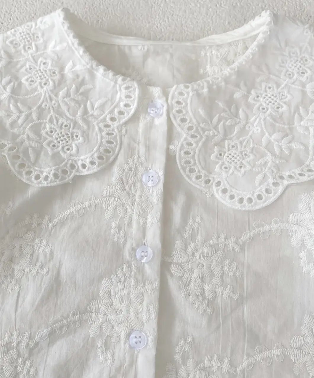 blouse van broderie met grote kraag