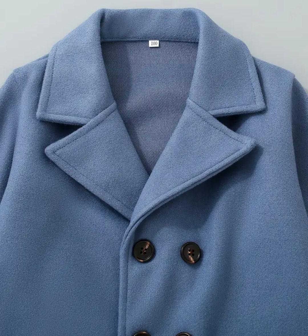 Jongensjas met grote voorzakken. Lang model in blauwgrijs.