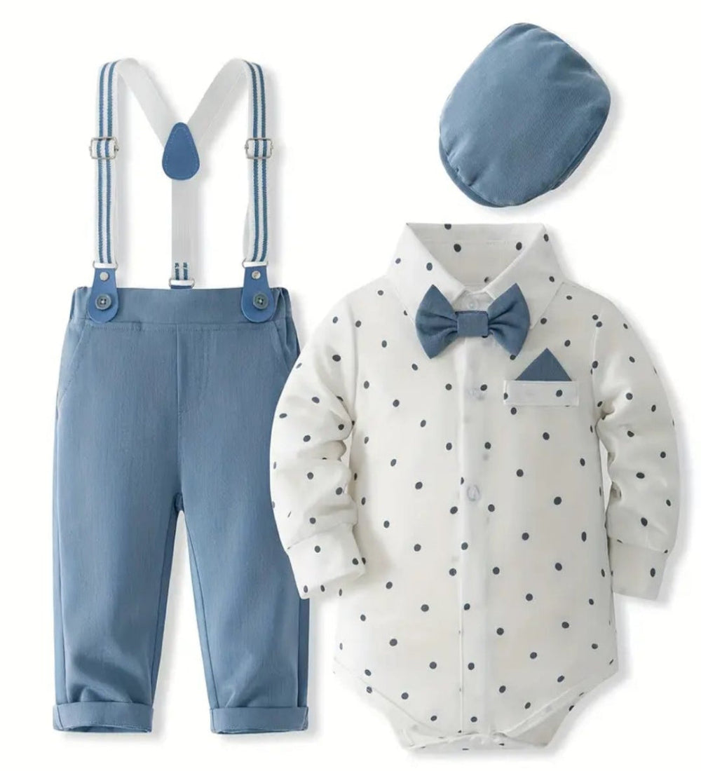 Kerstpak jongen: Rompermet stippen , broek met bretels en bijpassende pet.In blauw en beige verkrijgbaar.