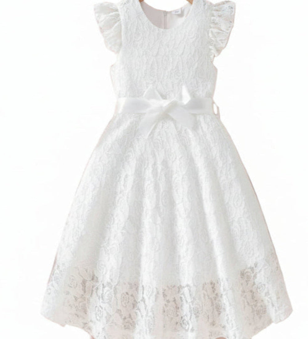 Feestjurkje van kant met satijnen riempje. In diverse kleuren leverbaar