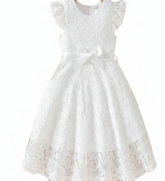 Feestjurkje van kant met satijnen riempje. In diverse kleuren leverbaar