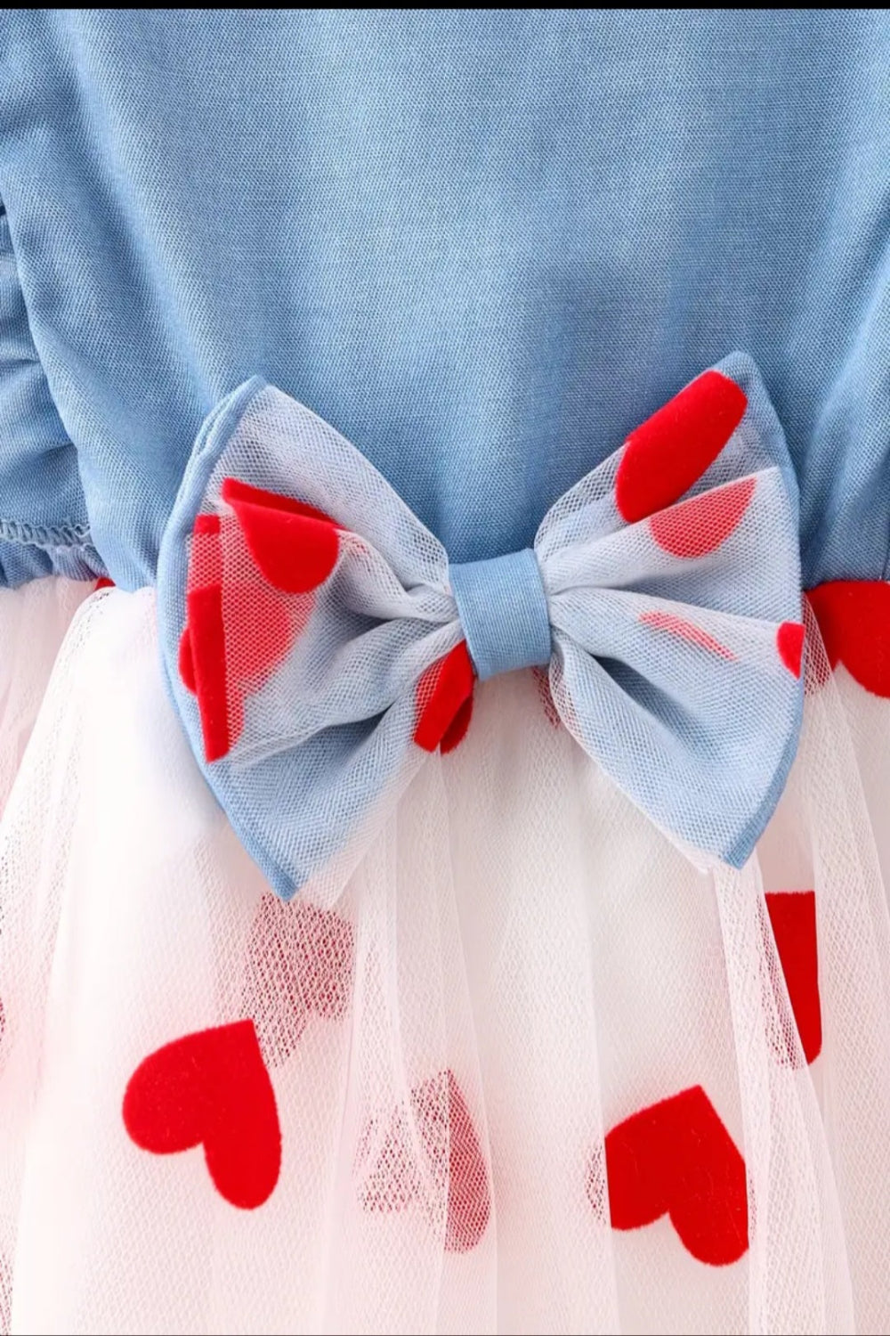 Denim jurkje met witte tule rok met hartjes ( eventueel i.c.m. rode schoentjes met hartjes)