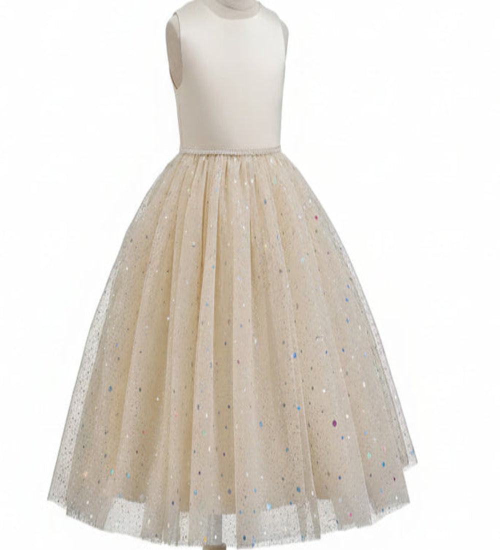 Avondjurk. Mouwloos met wijde tule rok met sterren. Hierin is je kindje een prinsesje! Met mooie pareltjes en een wijde rok.