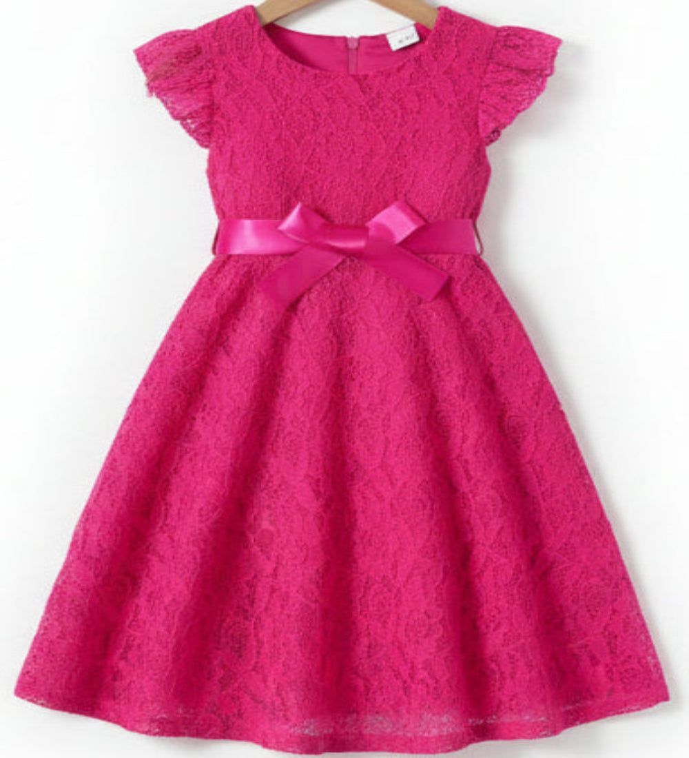 Feestjurkje van kant met satijnen riempje. In diverse kleuren leverbaar