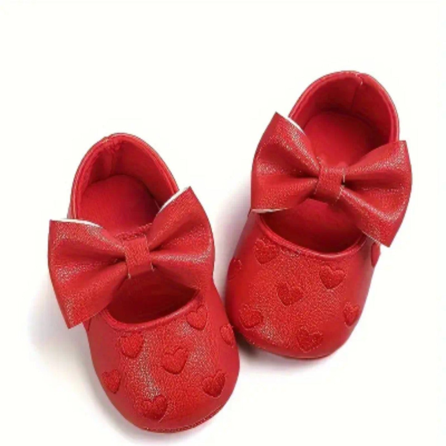 Top lichtblauw met rode bloemen en lichtblauwe broek met split aan onderzijde pijp  (te combineren met de rode schoentjes))