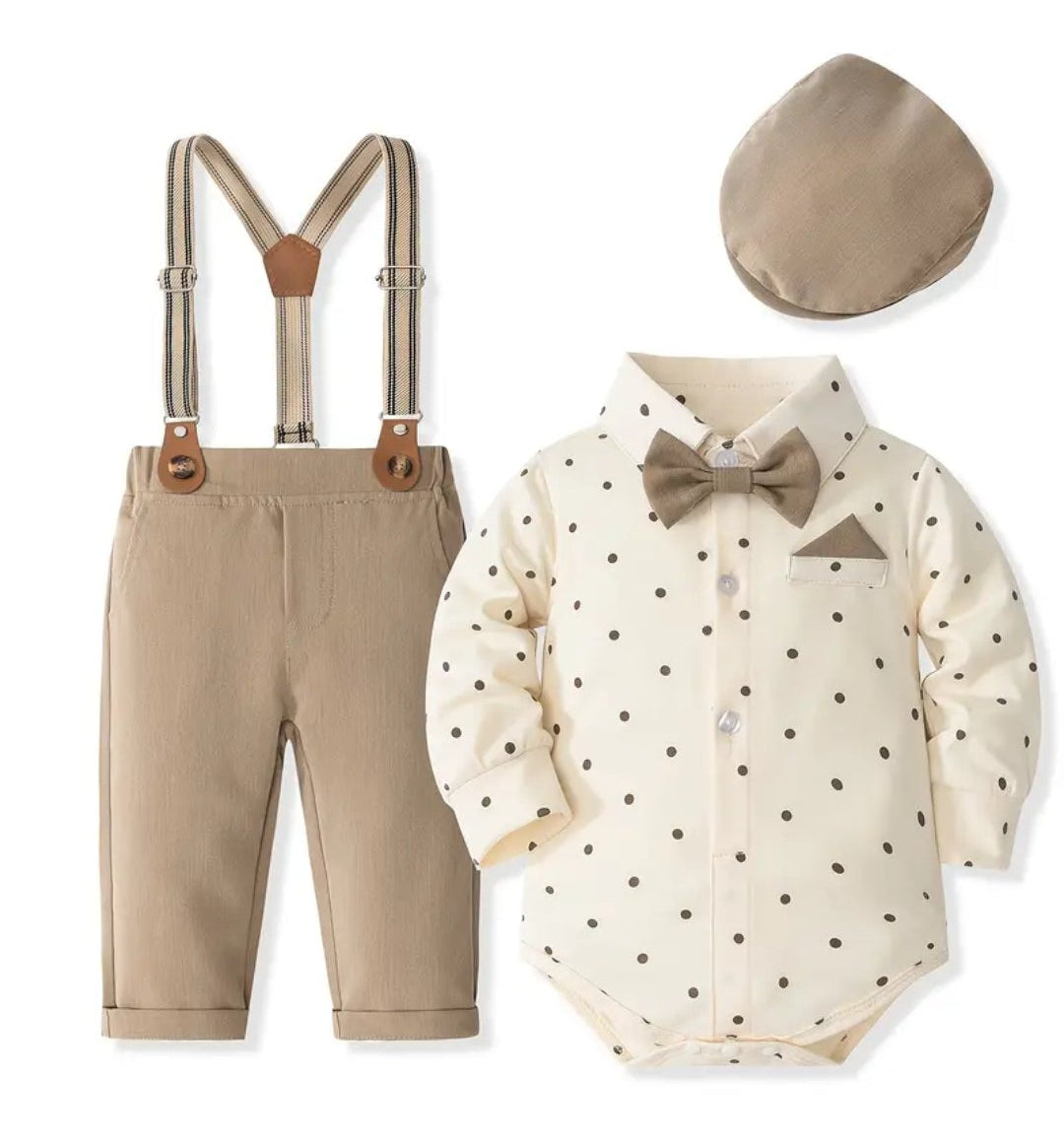 Kerstpak jongen: Rompermet stippen , broek met bretels en bijpassende pet.In blauw en beige verkrijgbaar.