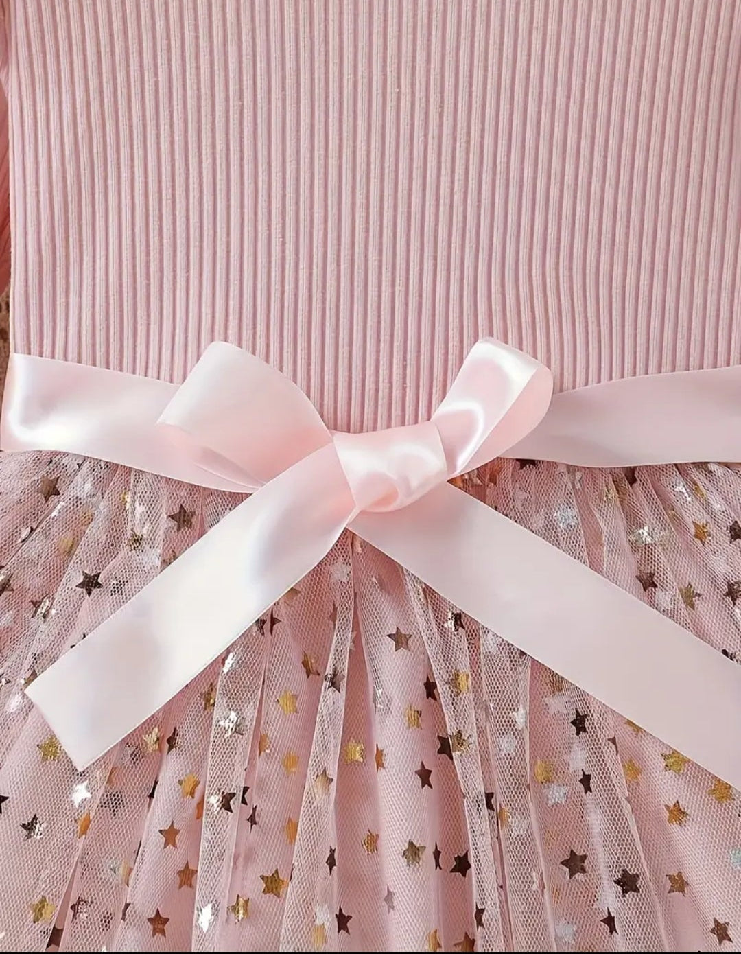 jurk voor Kerst. Bovenzijde van tricot en onderzijde van tule met gouden spikkels. In roze ,zwart en wijnrood  verkrijgbaar.