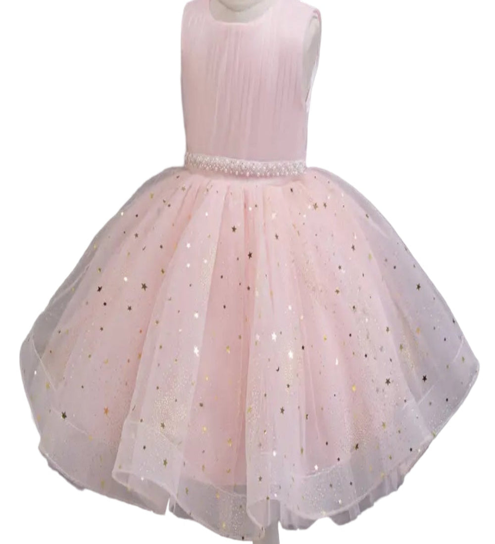 Avondjurk. Mouwloos met wijde tule rok met sterren. Hierin is je kindje een prinsesje! Met mooie pareltjes en een wijde rok.