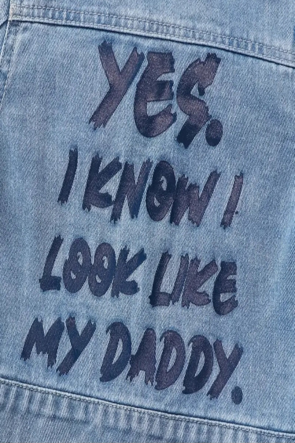Denim spijkerjack met tekst" Yes I know I look like my father".