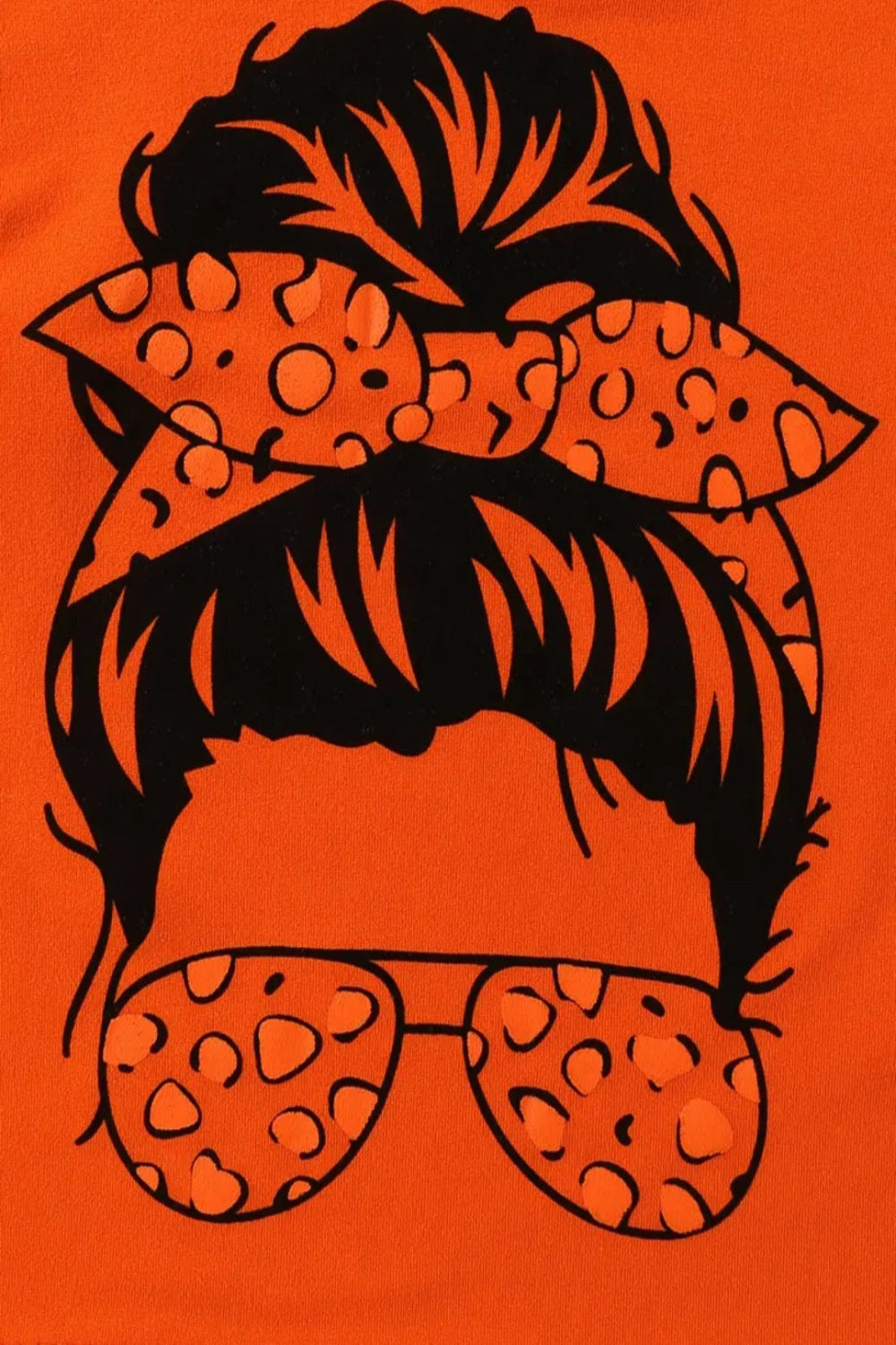 Set: T-shirt oranje met print en denimlook broek. Te combineren met de oranje  instappers