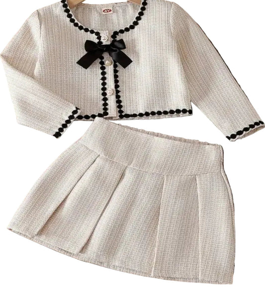 Jasje creme met zwarte accenten met bijpassend met rokje