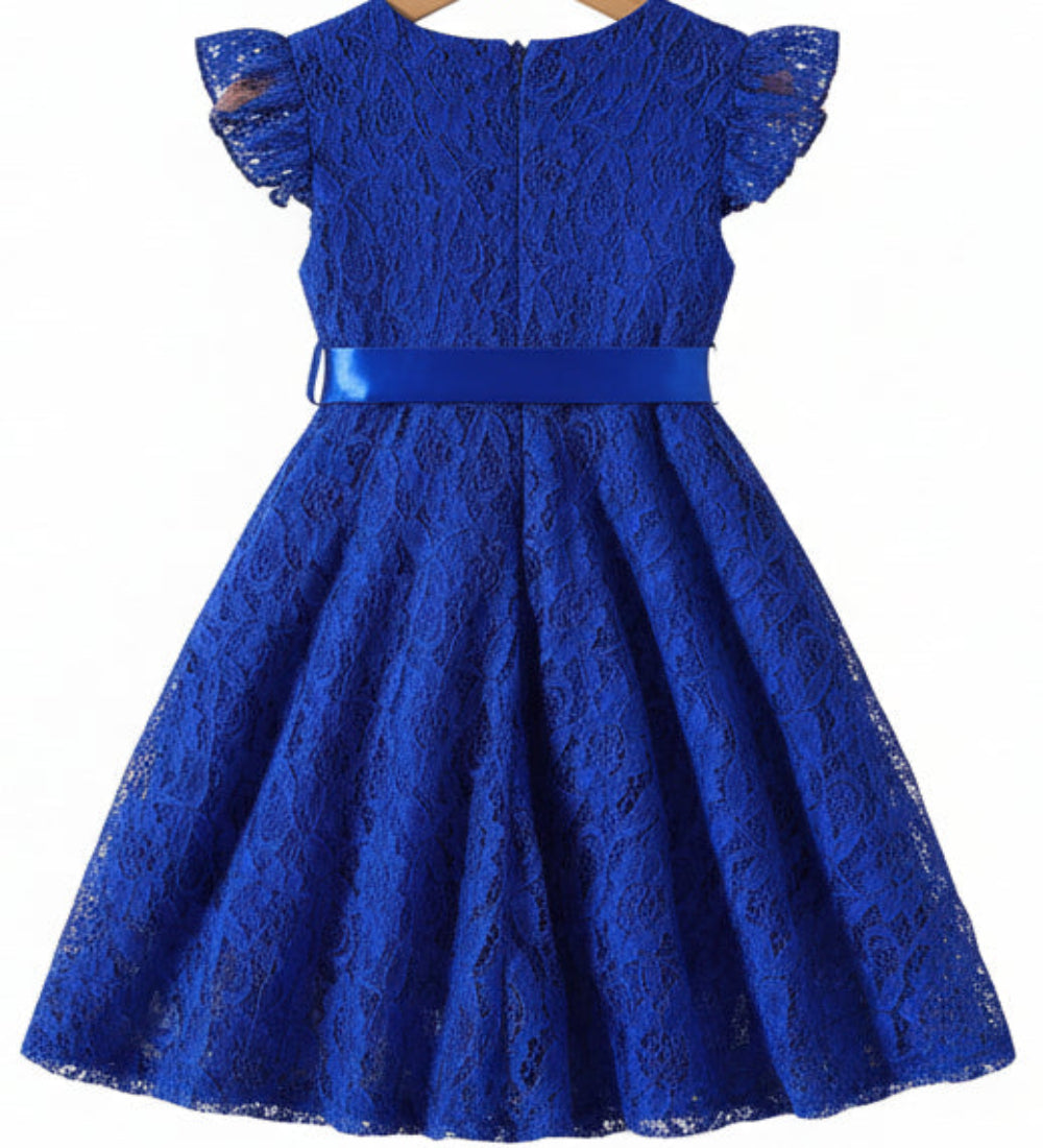 Feestjurkje van kant met satijnen riempje. In diverse kleuren leverbaar