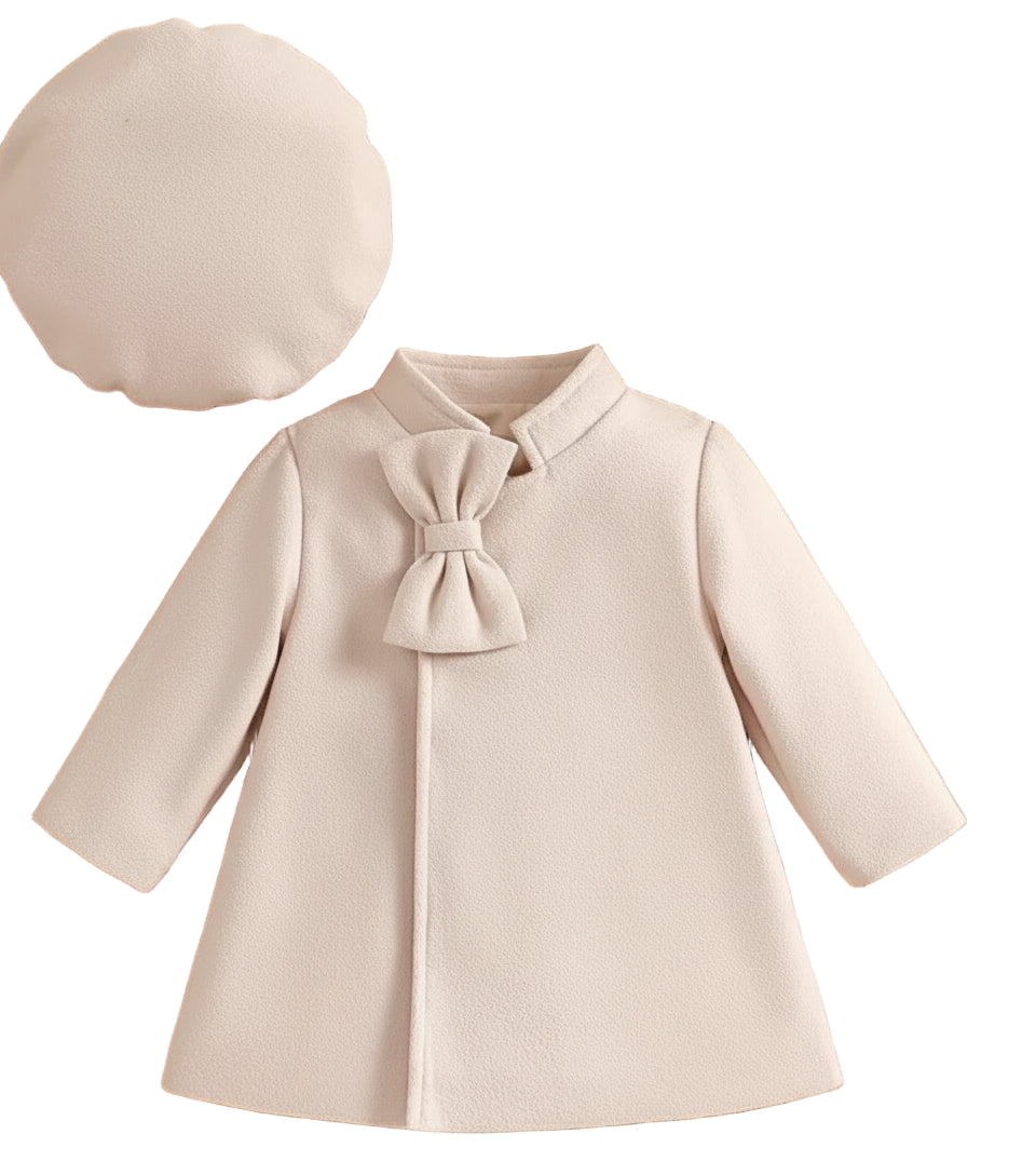 jasje met strik bij de hals met bijpassend baret. In rood, beige of fuchsia leverbaar