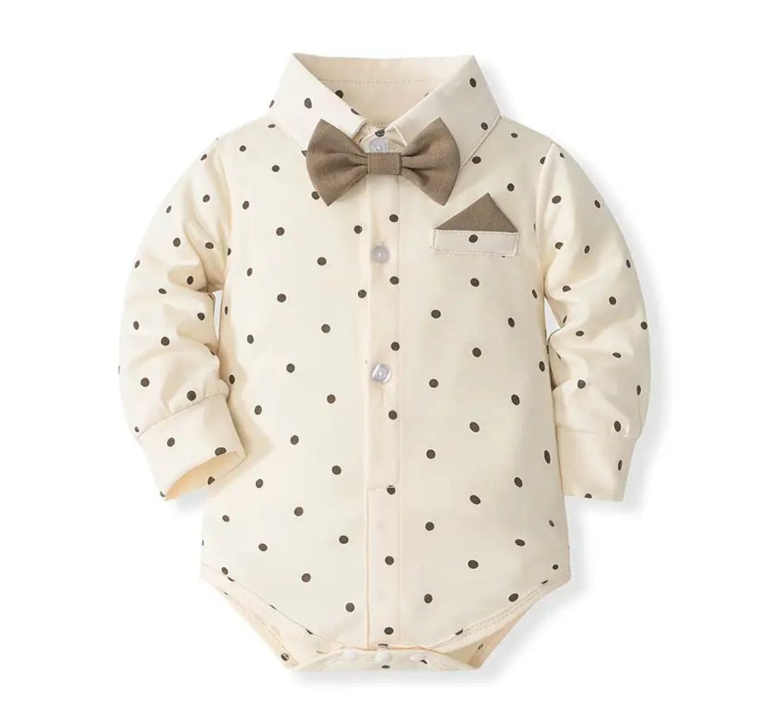 Kerstpak jongen: Rompermet stippen , broek met bretels en bijpassende pet.In blauw en beige verkrijgbaar.