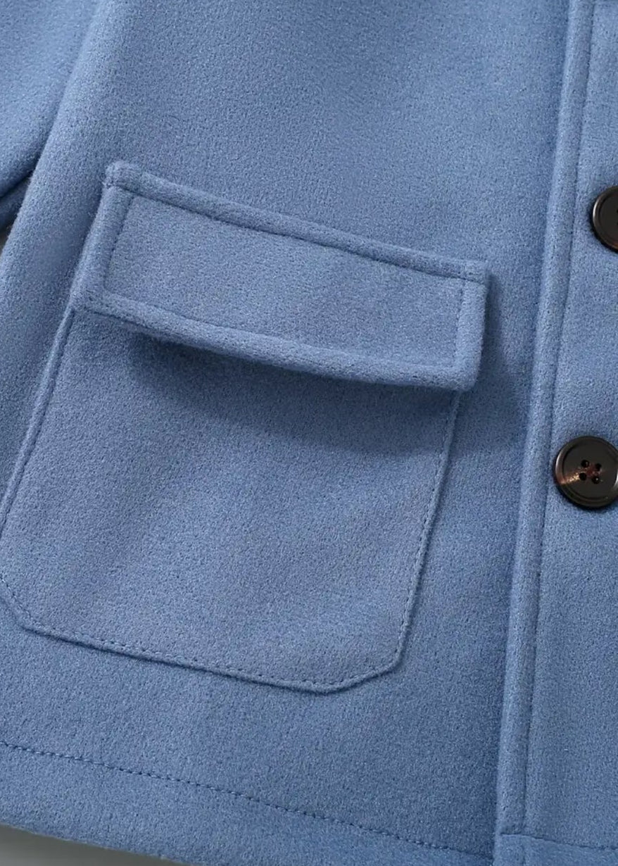 Jongensjas met grote voorzakken. Lang model in blauwgrijs.