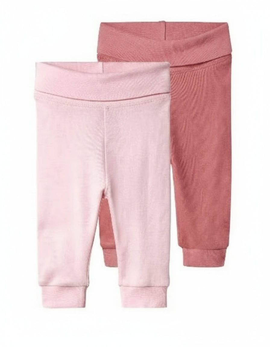 100 % katoenen babysetjes in beige, blauw en roze. Twee joggingbroeken met bijpassend truitje