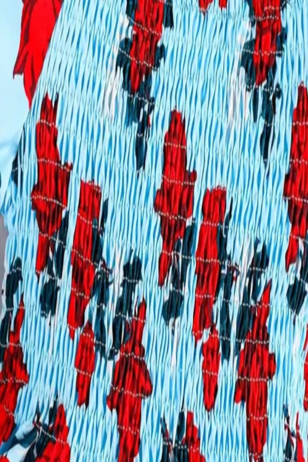 Top lichtblauw met rode bloemen en lichtblauwe broek met split aan onderzijde pijp  (te combineren met de rode schoentjes))