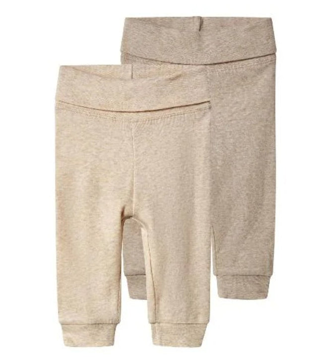 100 % katoenen babysetjes in beige, blauw en roze. Twee joggingbroeken met bijpassend truitje