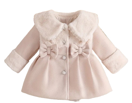 jasje met bonten kraag en mouwen. Op de voorzijde zitten 2 strikjes