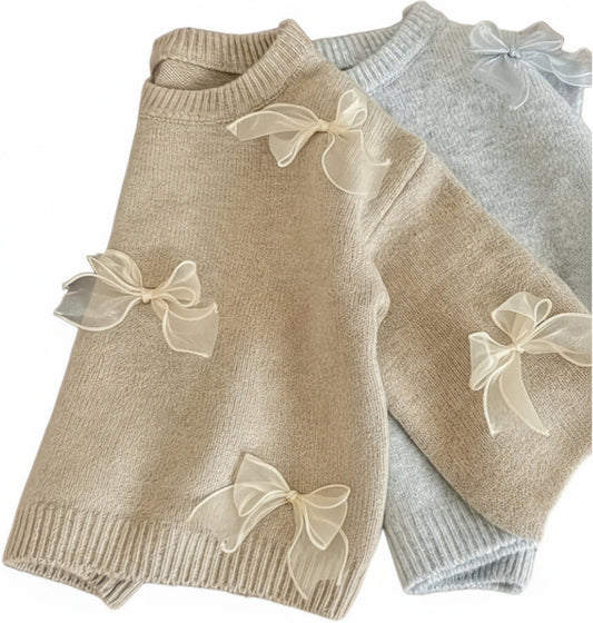 trui in beige of lichtgrijs met tule strikjes. Heel zacht materiaal.