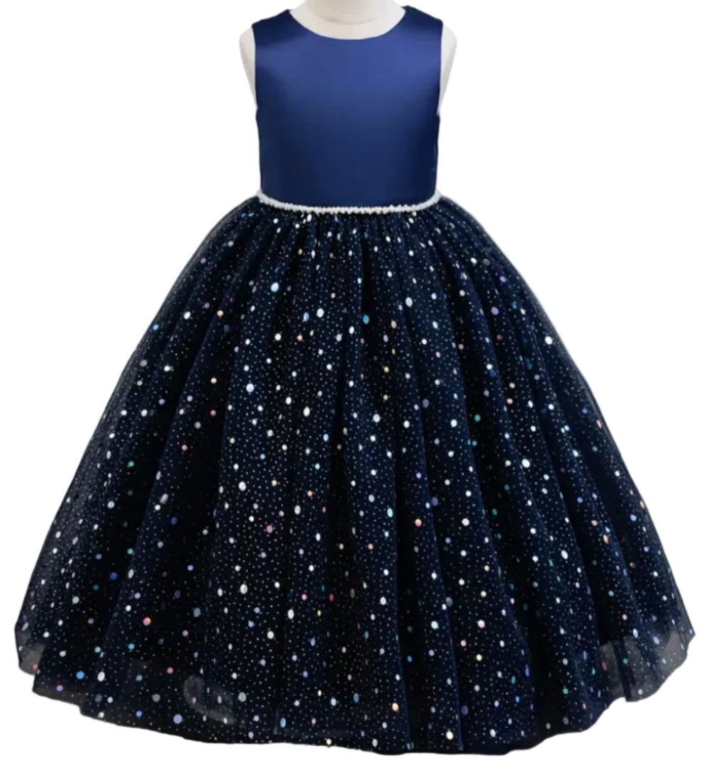 Avondjurk. Mouwloos met wijde tule rok met sterren. Hierin is je kindje een prinsesje! Met mooie pareltjes en een wijde rok.