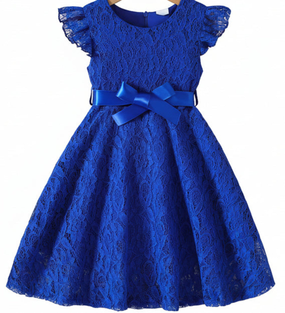 Feestjurkje van kant met satijnen riempje. In diverse kleuren leverbaar