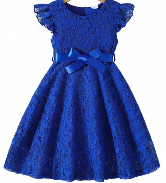 Feestjurkje van kant met satijnen riempje. In diverse kleuren leverbaar