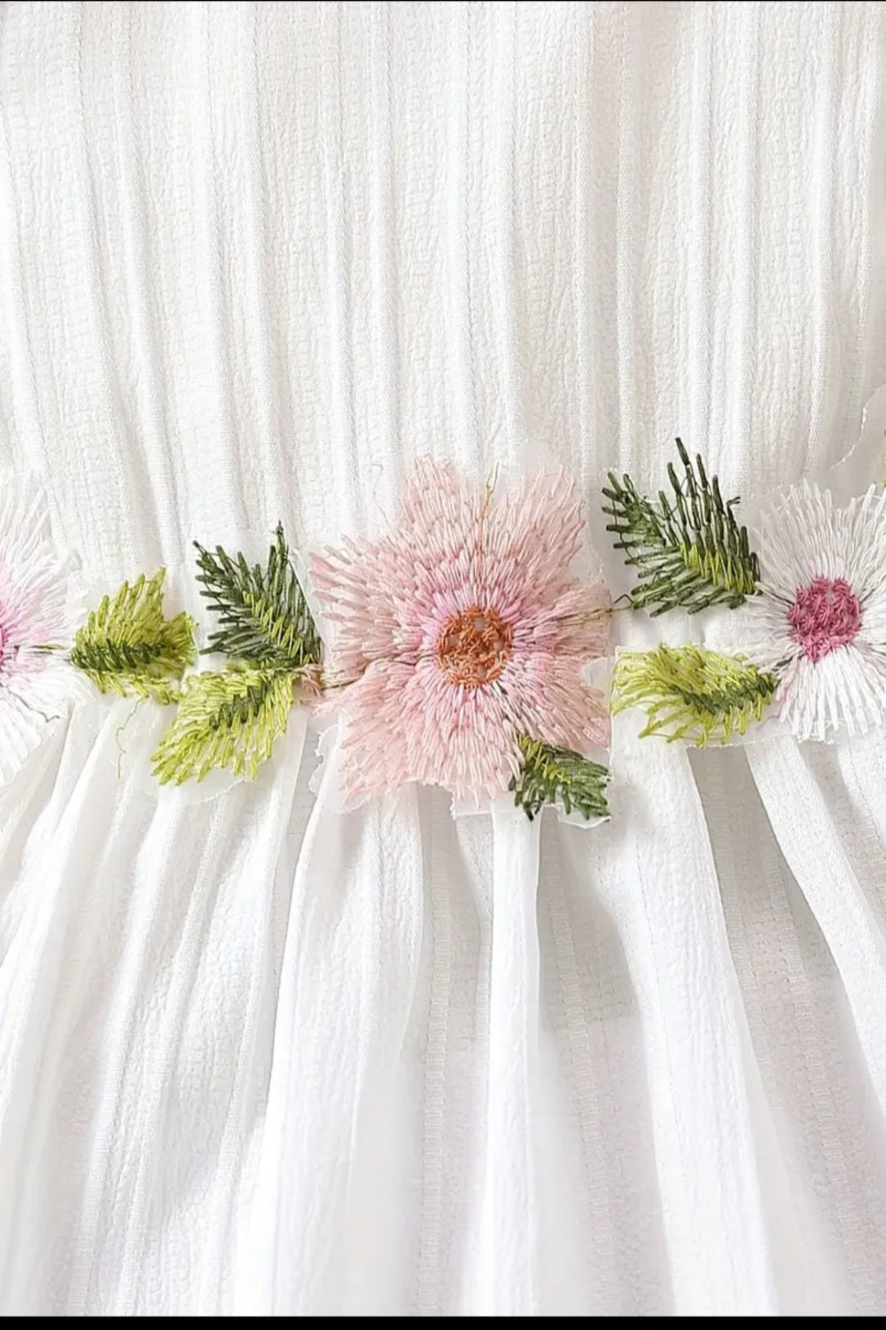 Jurkje wit met geborduurde bloemenrand