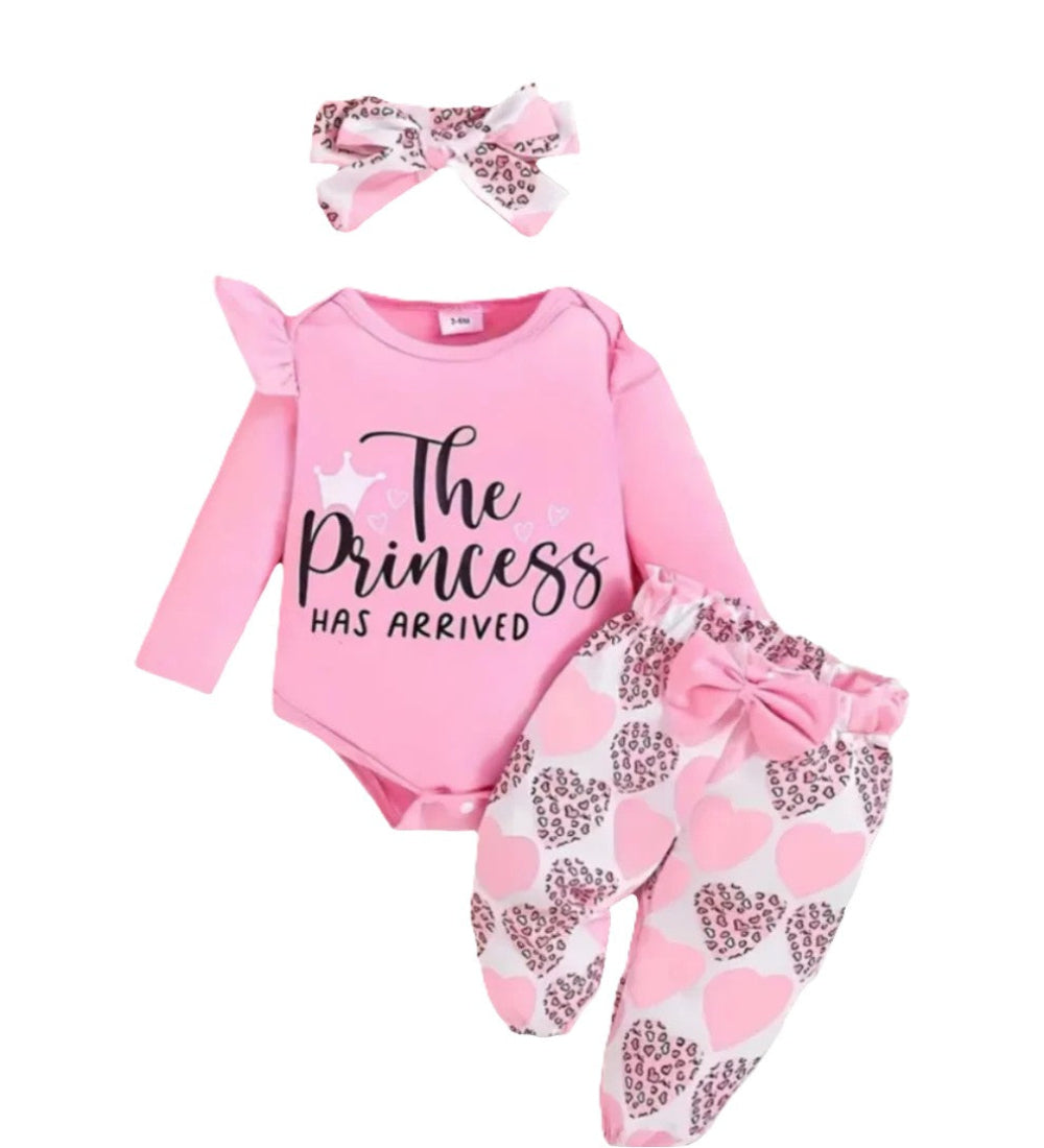 Roze body en pantalon met hartjes  " THE PRINCESS HAS ARRIVED "  te combineren met de hoge gympen)
