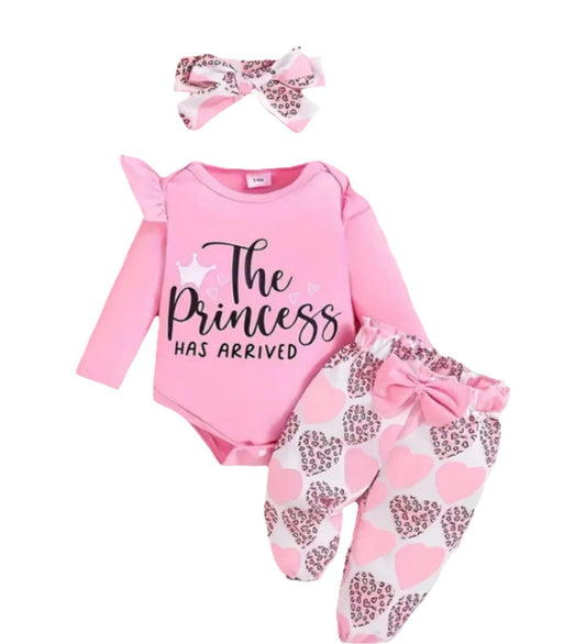 Roze body en pantalon met hartjes  " THE PRINCESS HAS ARRIVED "  te combineren met de hoge gympen)